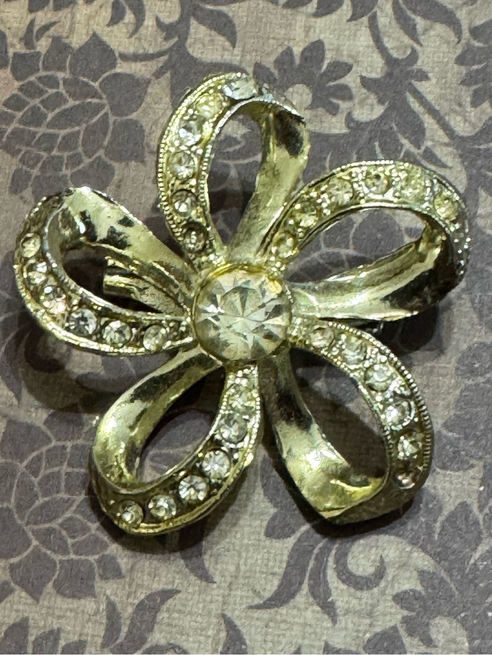 GOLD TONE AND RHINESTONES FLOWER BROOCH